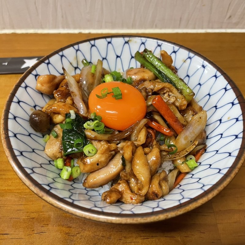 月見鶏モモ焼肉丼(ラーメン専科 竹末食堂)