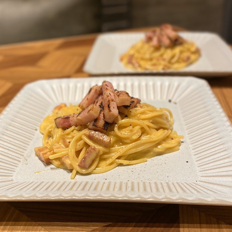 薪火で炙ったベーコンのカルボナーラ(アルコバ)