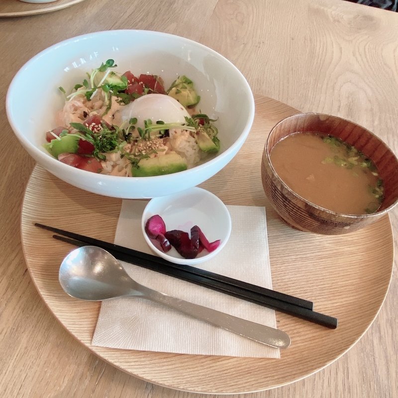 アボカドとマグロの明太子どんぶり(和カフェyusoshi chano-ma 立川)