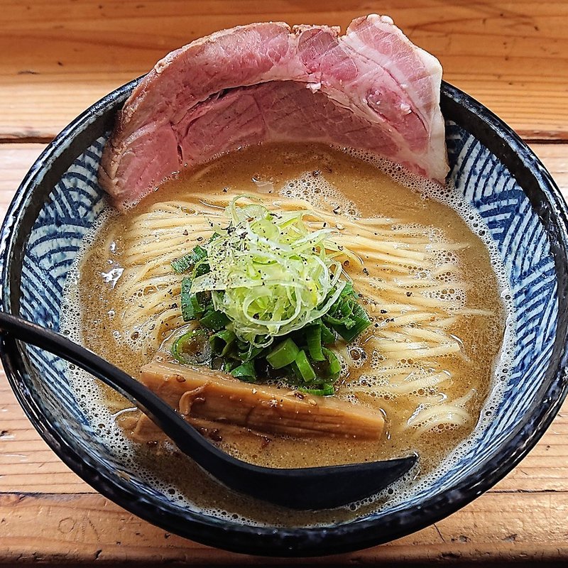 にぼ鶏しょうゆらーめん(極麺 青二犀 （ゴクメン アオニサイ）)