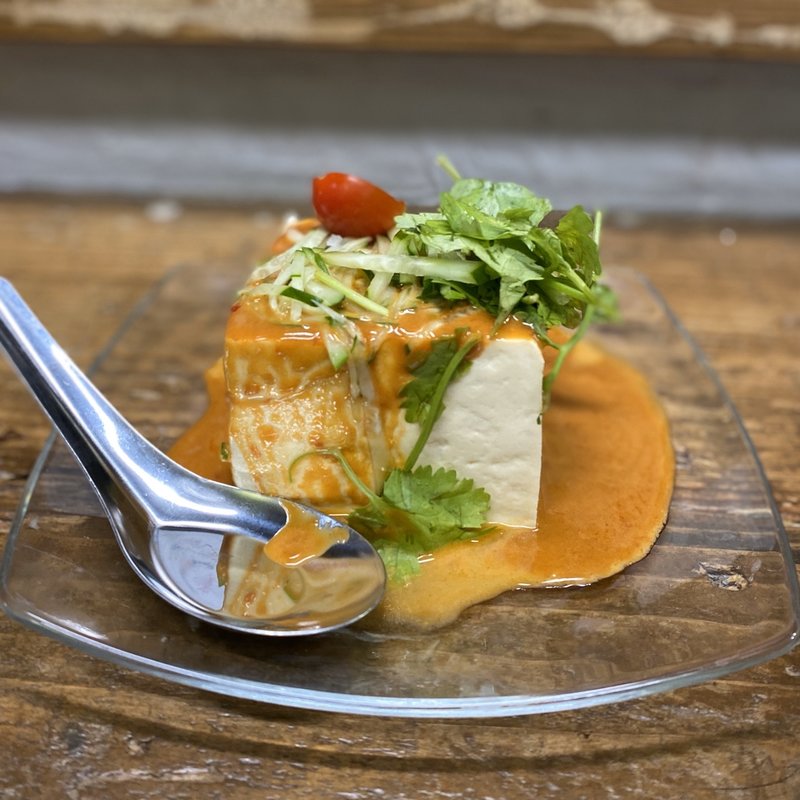 トムヤム冷奴(路地裏酒場 ヘム)