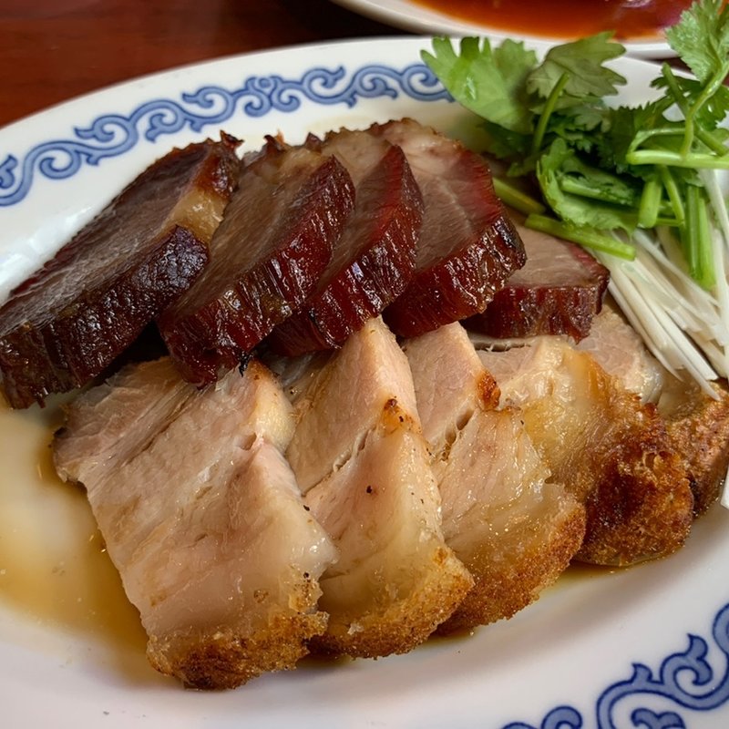 『香港スタイルランチ』（皮付き豚バラ肉の焼物）(中華菜館 同發 本館 )