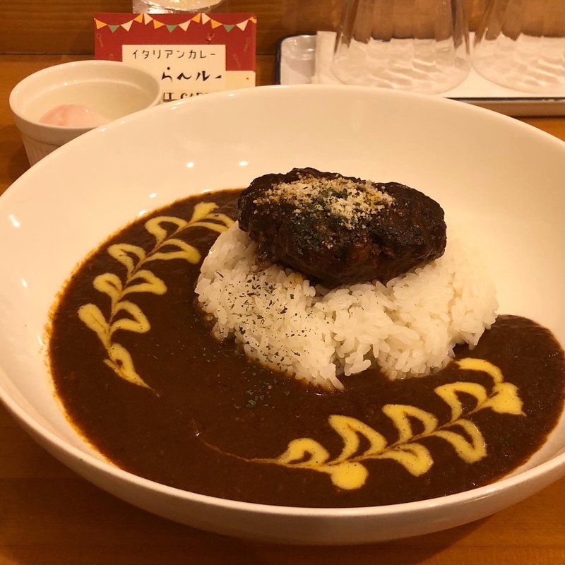 温玉と煮込みハンバーグカレー(らんらんルー)