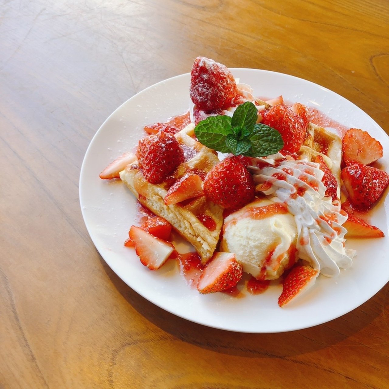 たっぷり苺のワッフル(大仏cafe )の口コミ一覧 | No.1のメニューが