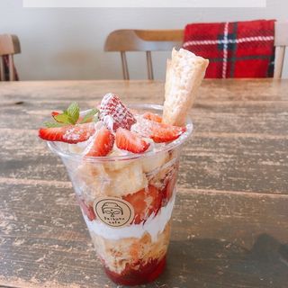 苺のミルフィーユパフェtakeout(大仏café koryo nara )