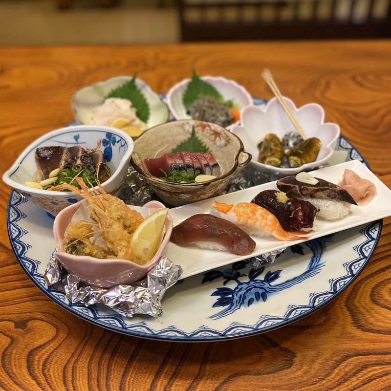 おもいで皿鉢(カツオのタタキ、カツオの刺身、さえずり、どろめ、チャンバラ貝、まいご、川海老の唐揚げ、ウツボの唐揚げ、握り寿司(まぐろ、エビ、くじら、カツオのタタキ))(とさ市場 （とさいちば）)