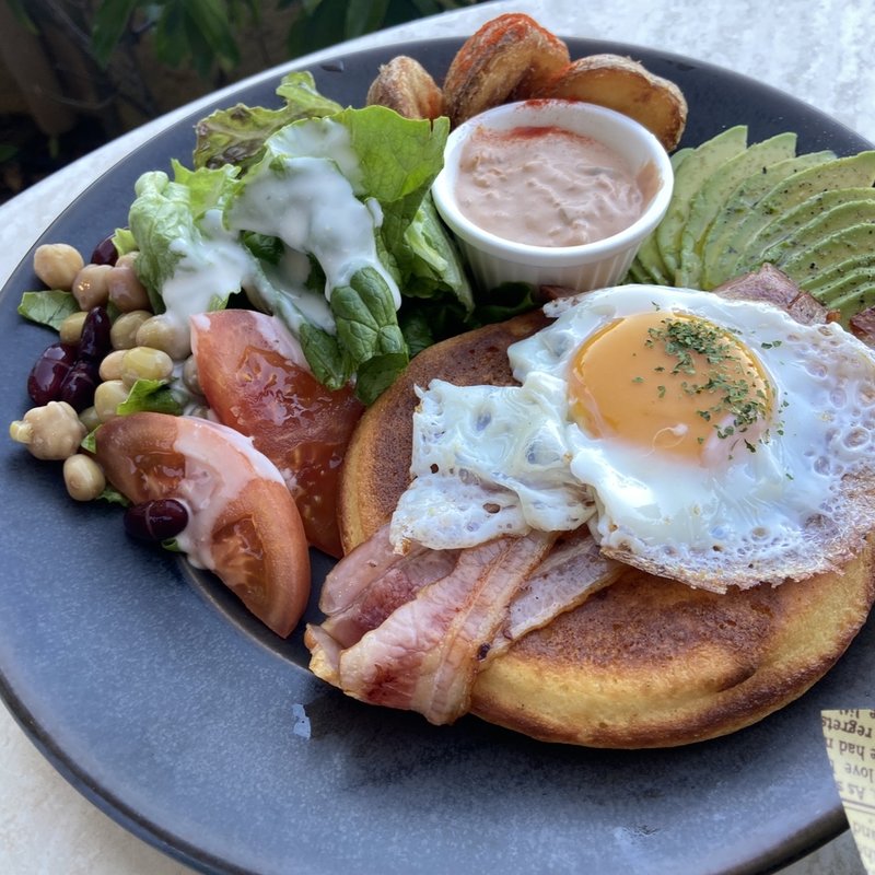 BLT&アボカドパンケーキ(ザ・カリフ キッチン オキナワ)