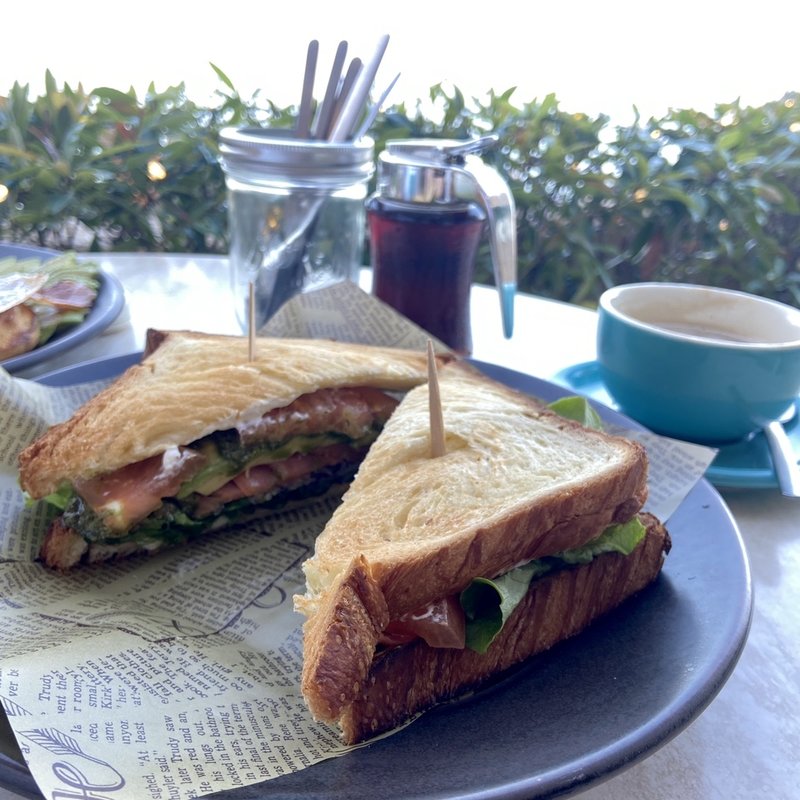スモークサーモン&サラダサンド(ザ・カリフ キッチン オキナワ)