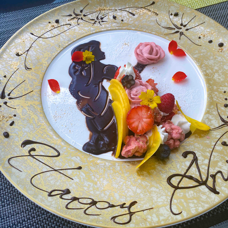 あまおうのムース お花畑に見立てたドレス仕立て(レストラン「アマデウス」)