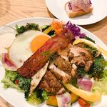 パリパリグリルチキンとたっぷり野菜のサラダ仕立て(ニューヨークニューヨーク大手町店)
