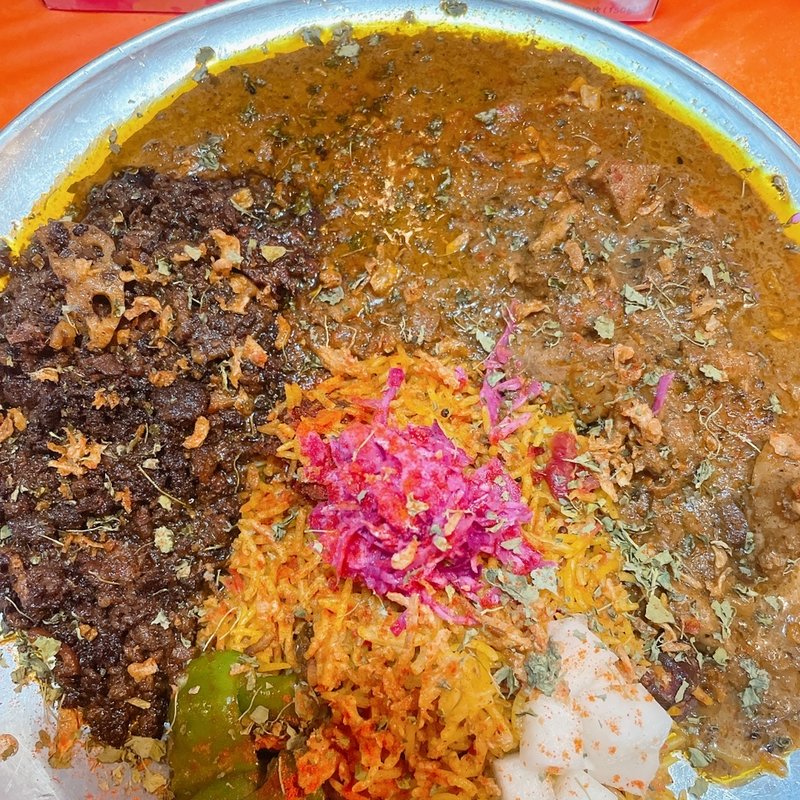 Cコース（スパイシーココナッツチキン、ドライマトンキーマ）(アマゾネスブッチャー)