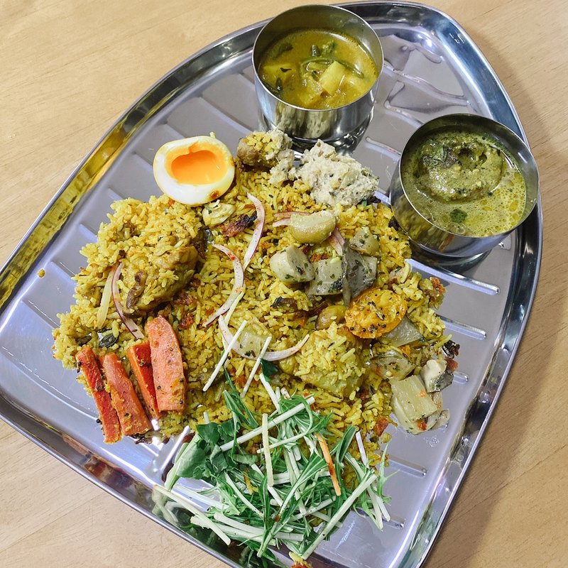 チキンとニンニクの芽のビリヤニ(大衆スパイス酒場 ニューヤスダヤ)