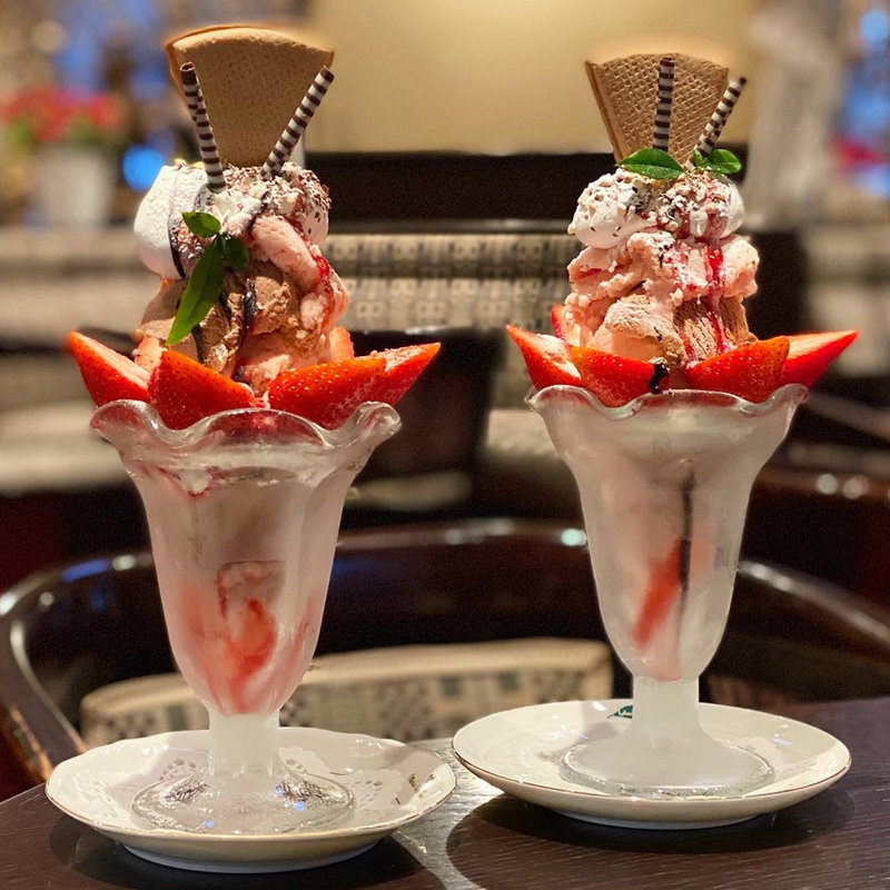 イチゴ&チョコのパフェ(オーストリッヒカフェウィーン )