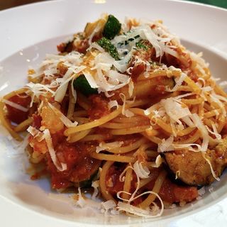パンチェッタと野菜のピリ辛トマトソースパスタ(スイーツカフェ トスカチーナ )