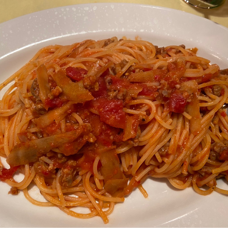 ごぼうとサルシッチャのアラビアータスパゲッティ(Trattoria La Grotta)