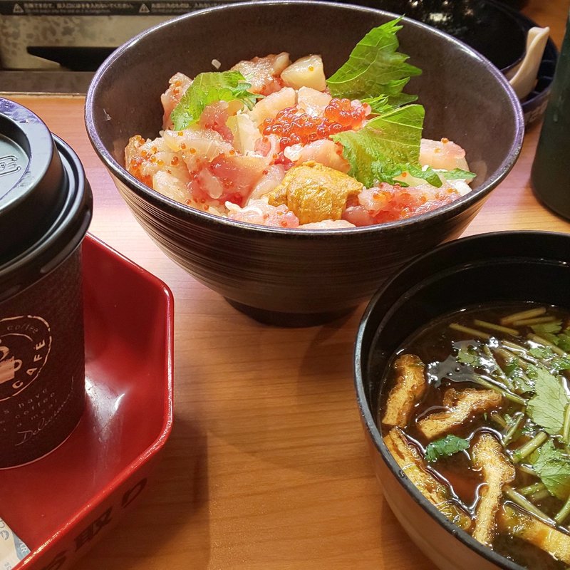 コロナに打ち勝とうセット 海鮮丼、味噌汁(無添くら寿司 西春日井店 )