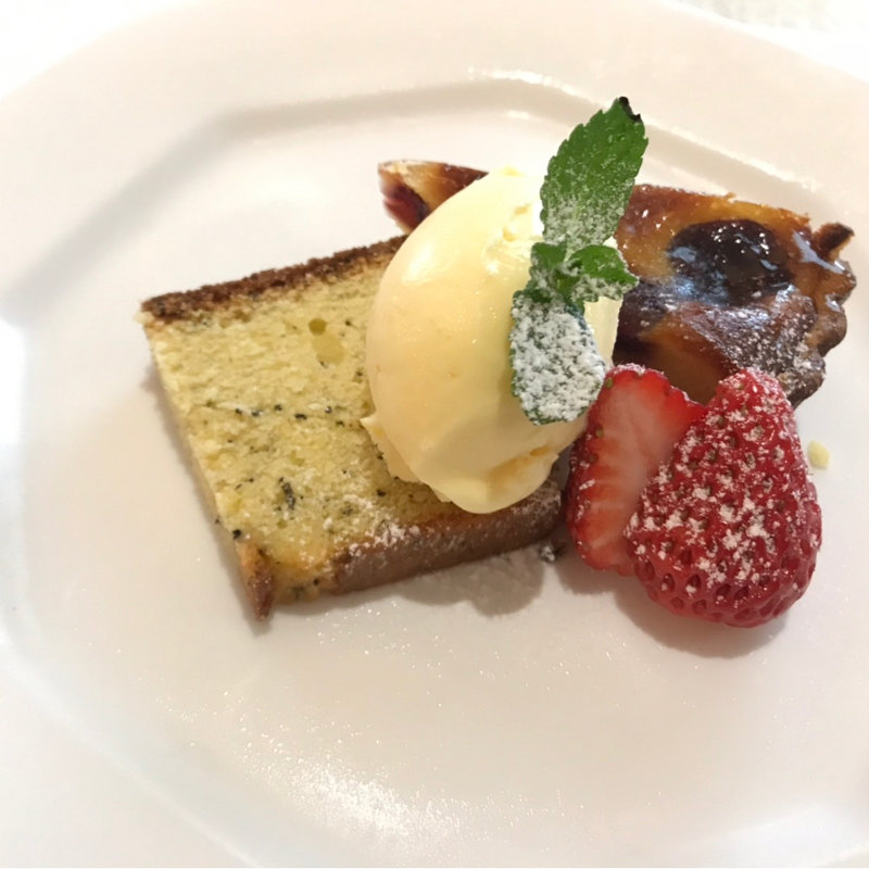 コースデザート　ラズベリーのタルトとバニラアイス盛り合わせ(ポン・マリー)