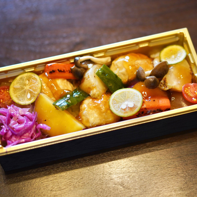 鶏つくねと彩り野菜＋ごはん(おいしいプラス one and only)