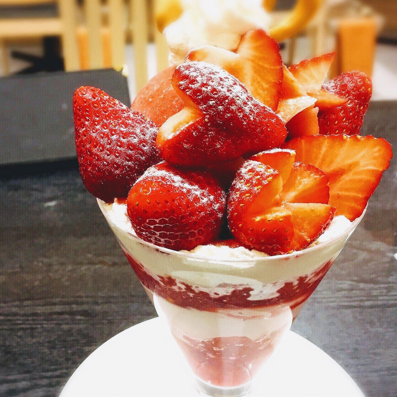 いちごパフェ(新宿高野本店 タカノフルーツパーラー)
