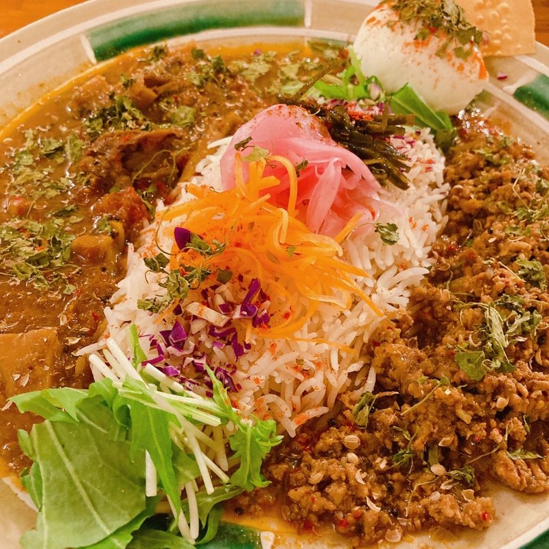 カーリーノブの2種盛り（カーリーノブ定番キーマCURRY、ミックスきの子とホタテのはまぐり出汁マサラ）半熟たまご、辛さGM3(自由が丘 CURRY&SPICE"カーリーノブ")