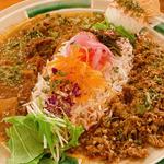 カーリーノブの2種盛り（カーリーノブ定番キーマCURRY、ミックスきの子とホタテのはまぐり出汁マサラ）半熟たまご、辛さGM3