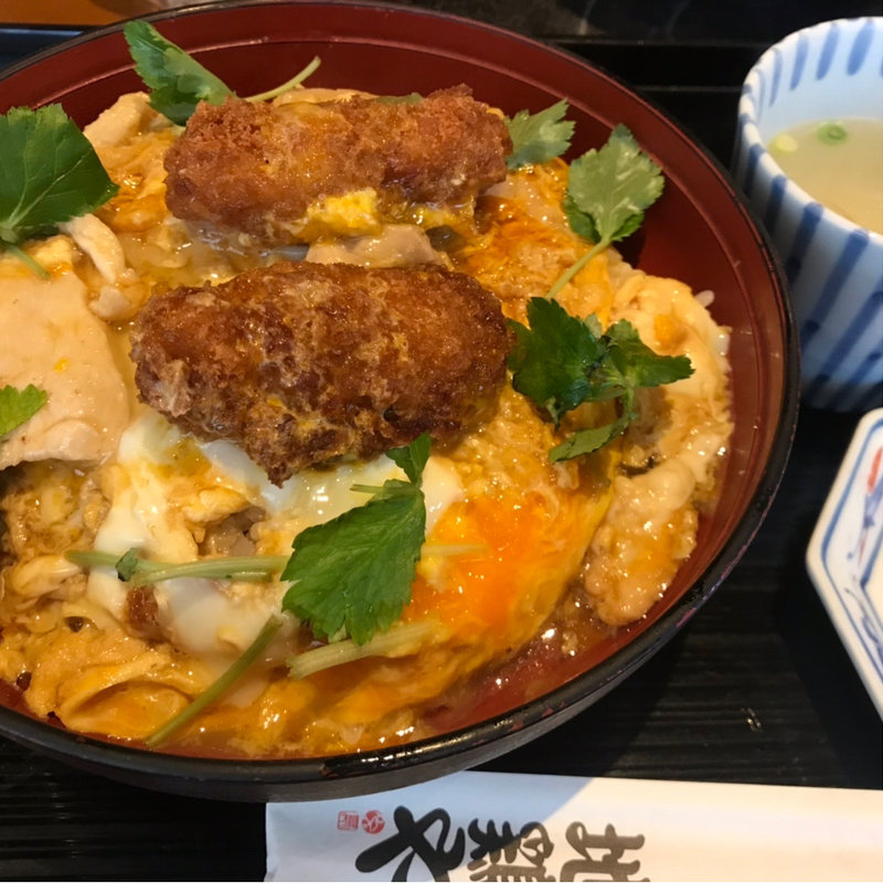 カキフライと伊達鷄の親子丼(地鶏や ウィング高輪店)