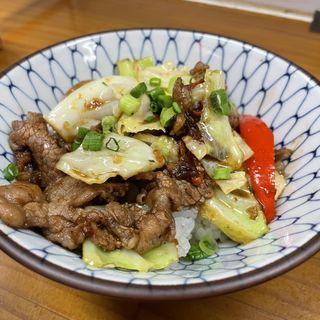 牛とキャベツのスタミナ丼(ラーメン専科 竹末食堂)