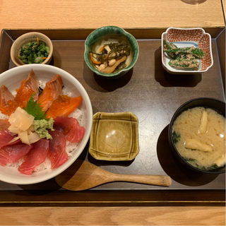 宮城県産銀鮭と目鉢鮪の漬け丼定食(大かまど飯 寅福 エスパル仙台店 )