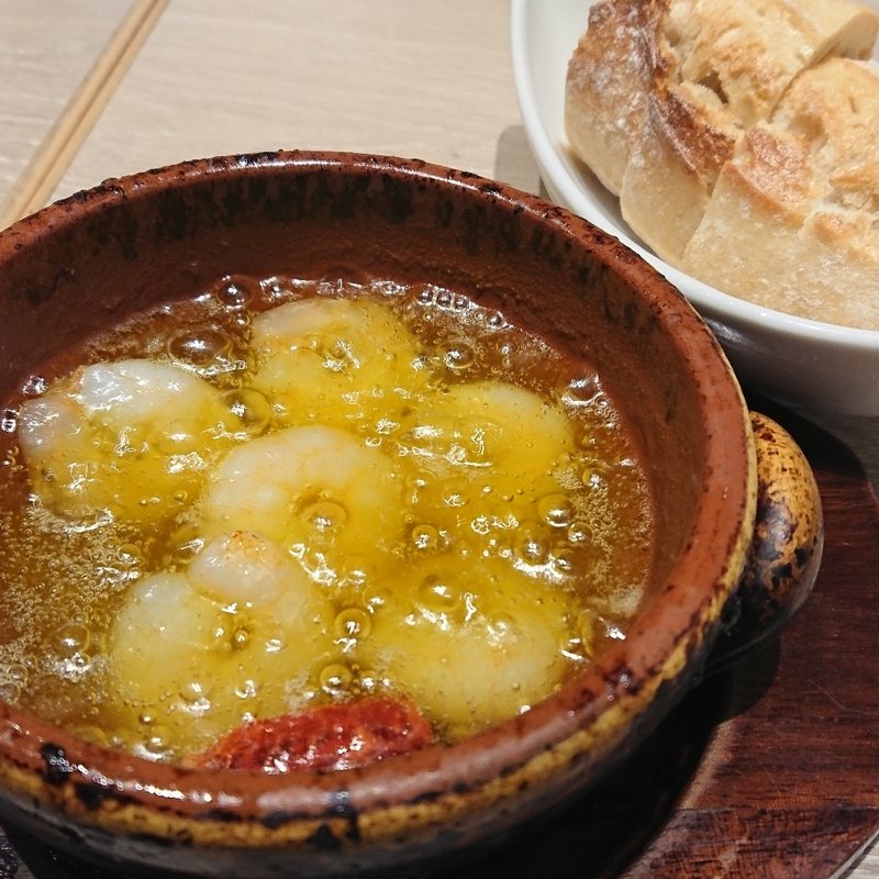 海老のアヒージョ＋バゲット(スペイン料理 ミゲル フアニ マリン＆ウォーク ヨコハマ店)