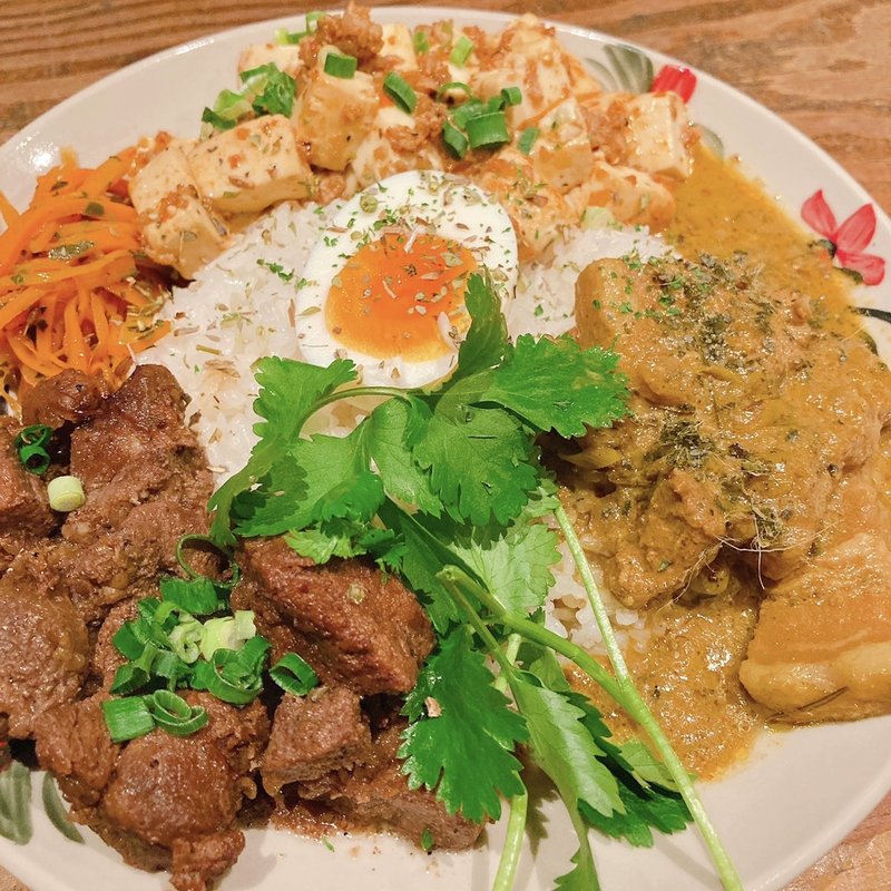 3種盛り（麻婆豆腐・魯肉飯・ポークカレー。ちょいパクチートッピング）(アジア食堂 ウータン)
