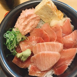 三色丼(まぐろ白川)