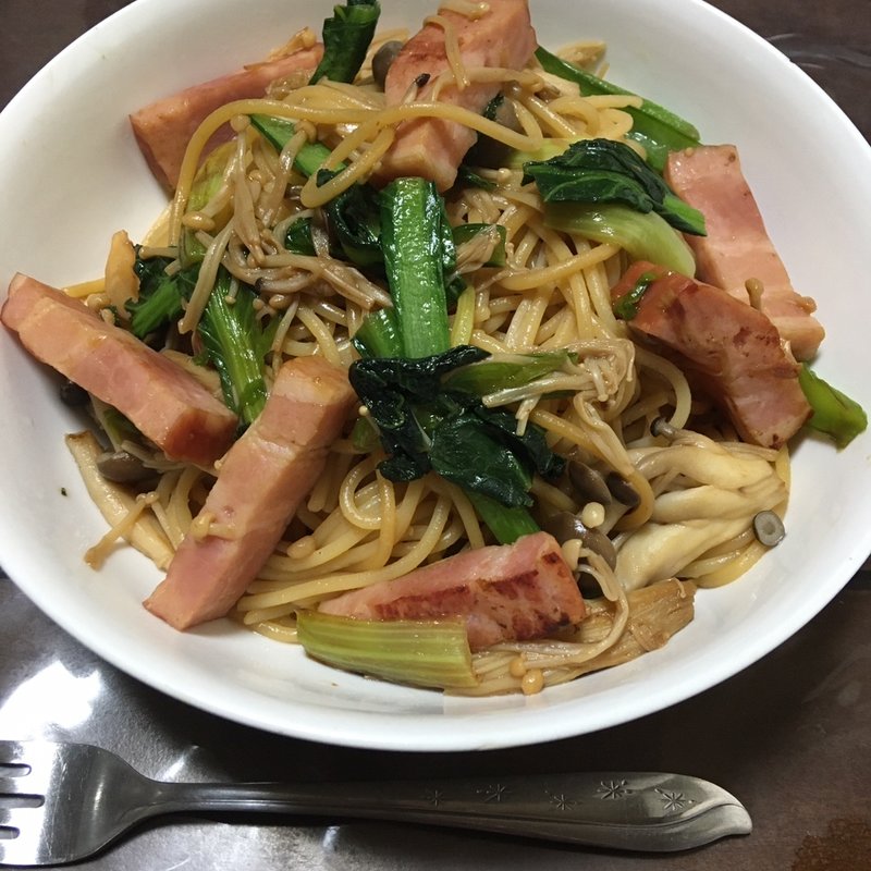 ベーコンと小松菜のパスタ(創作料理　我家)