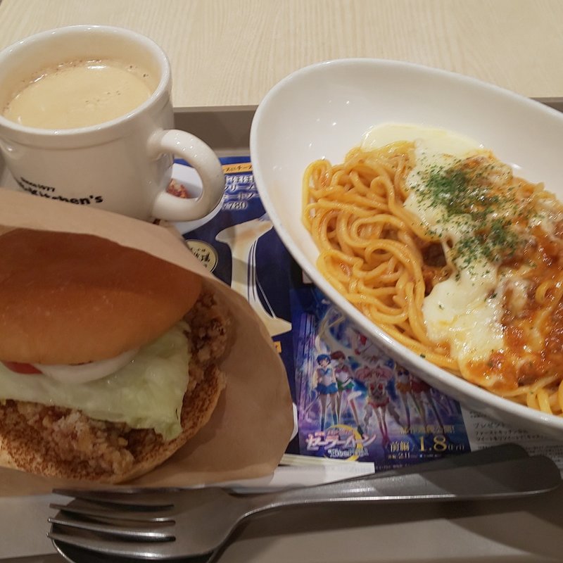 モッツァレラ牛ほほ肉のクリームミートソースパスタ、クラシックチキン竜田バーガー(ファーストキッチン ヨシヅヤ名古屋名西店)