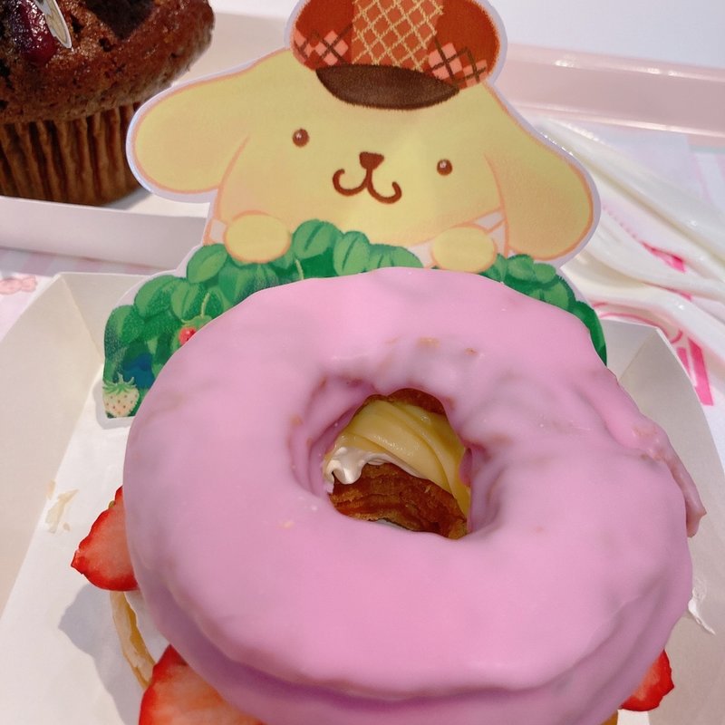 プリンのクロワッサンドーナツいちごサンド(サンリオピューロランド シナモロールドリームカフェ)