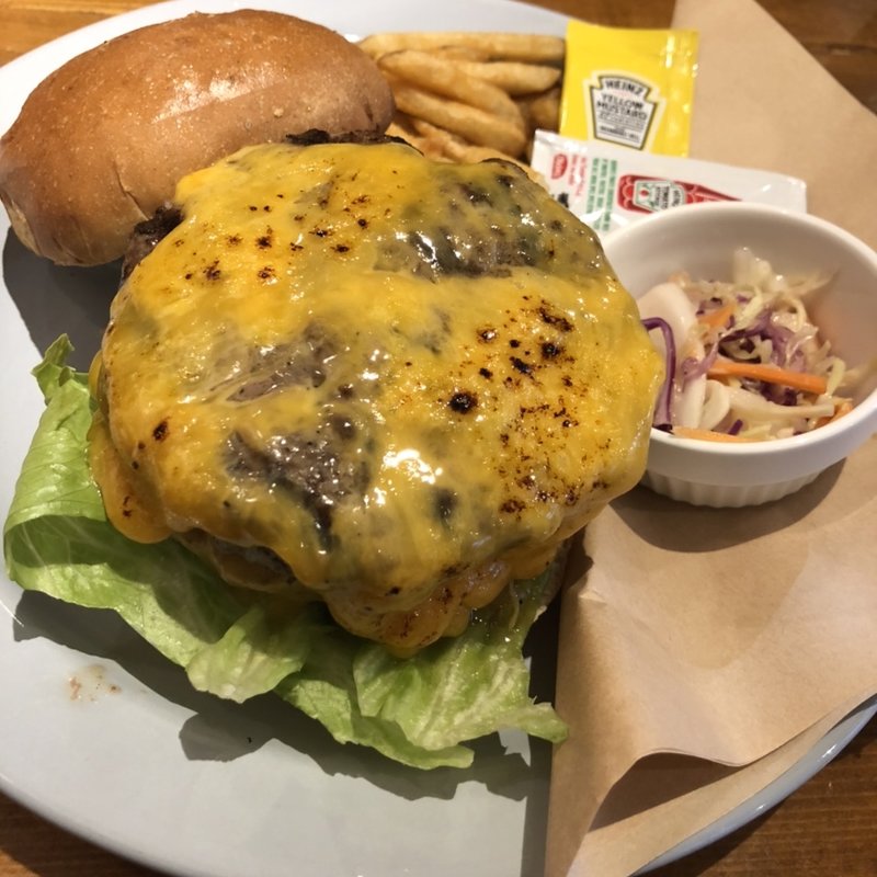 ダブルチーズバーガー(HangOut HangOver 西武新宿 Brick St.店)