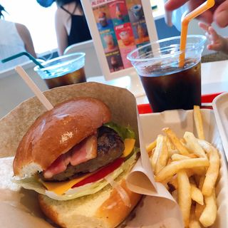 FUTAMI Burger ベーコン＆チーズ(サーフサイドカフェ)