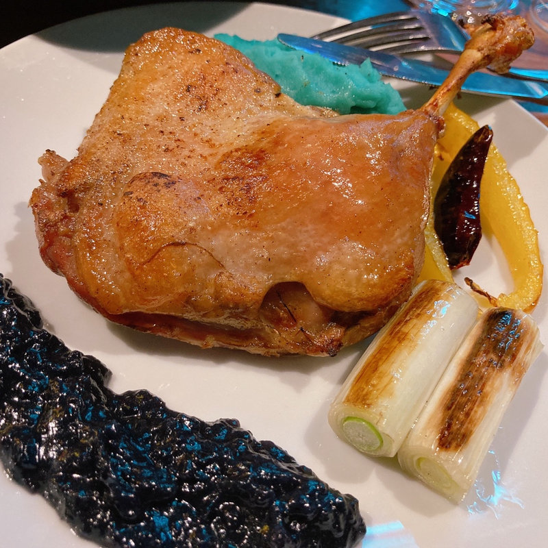 鴨のコンフィ〜蒼き誘惑のフレンチ〜(怪獣酒場 新橋蒸溜所)