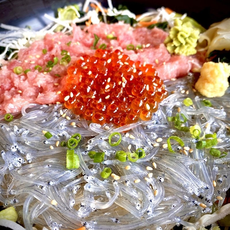 三色丼(とびっちょ 本店)