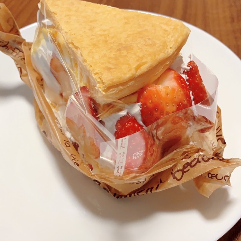 苺のミルフィーユ(ベーカリー ヤクワ （Bakery YAKUWA）)