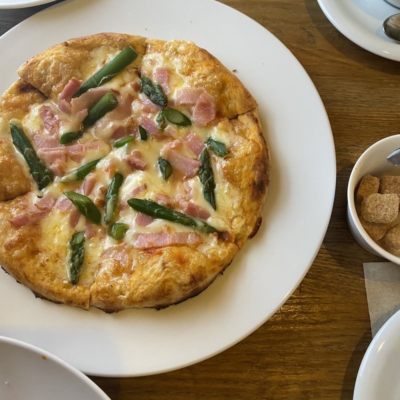 天然酵母のアスパラピザ(funicula)