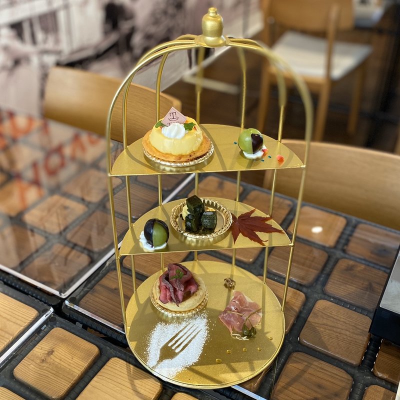 和牛もも肉 ローストビーフタルト、濃厚プリンタルト、抹茶のガトー(タルト専門店 Torte)