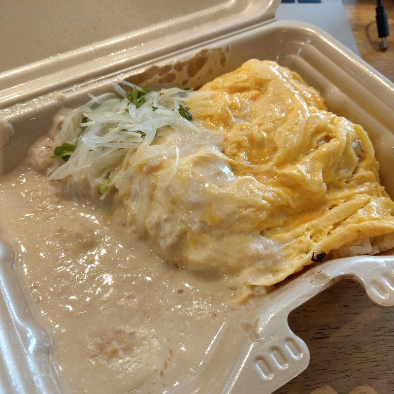 鮭クリームオムライス(淡路町カフェ カプチェットロッソ)