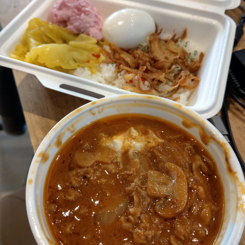 ゆで卵のせ白いビーフストロガノフ White(ビーフストロガノフは飲み物。秋葉原店)