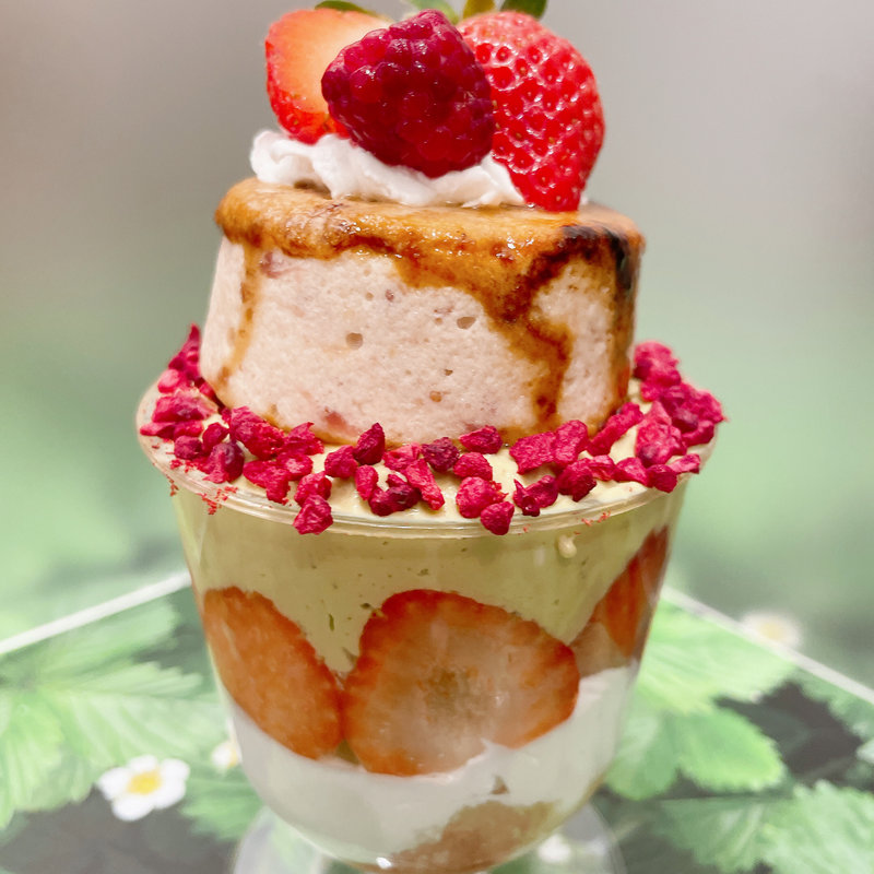 あまおう苺とピスタチオのパフェ(阪神百貨店梅田本店)