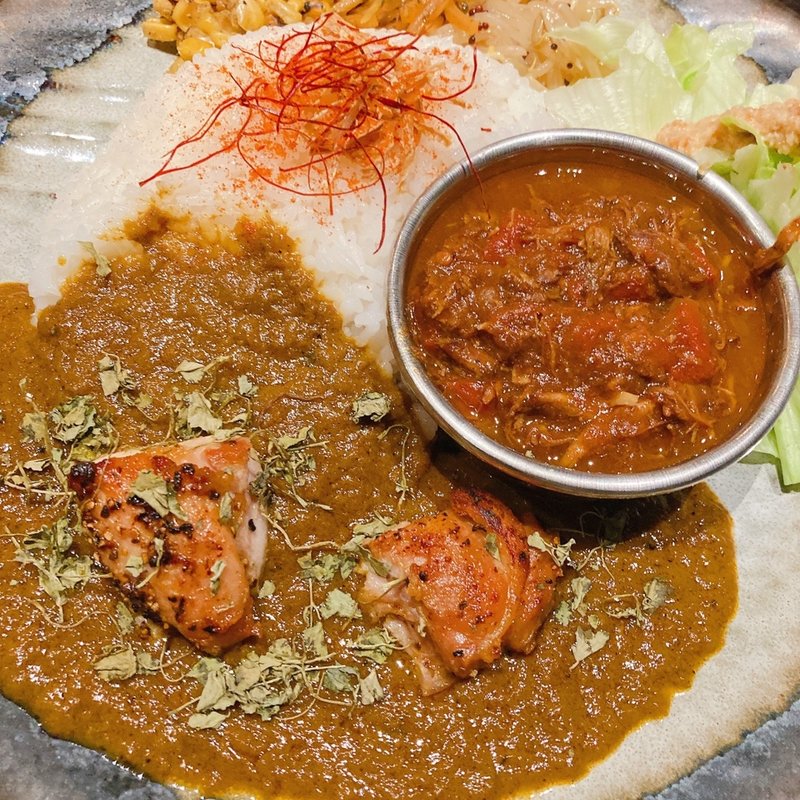 攻めのあいがけ2種: シャイでチキンなスパイスカレー・名店チリチリ風クローブ香るほろほろ手羽カレー（本日脳内に降臨したカレー）(SPICE BROTHERS（スパイスブラザーズ in 恵比寿）)