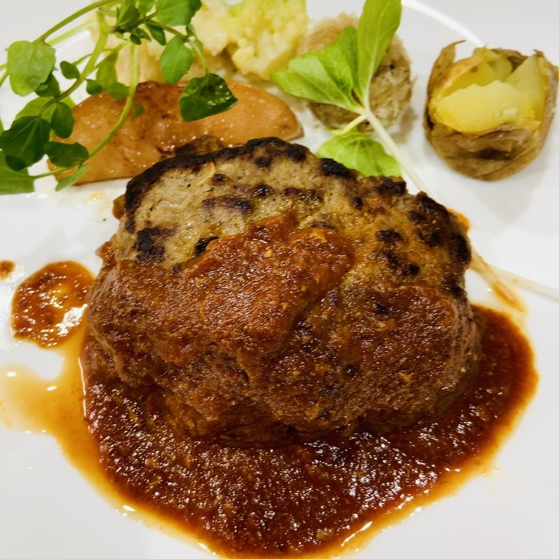 和牛ハンバーグステーキトマトソース(ガストロノミーア　サバニー)