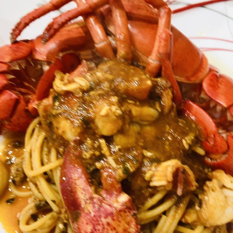 活オマール海老のトマトソーススパゲティ(ガストロノミーア　サバニー)