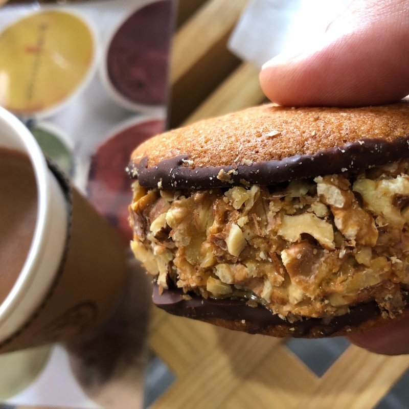 キャラメルウォールナッツビスコッティジェラートサンド(Gelateria Quattro Panchine)