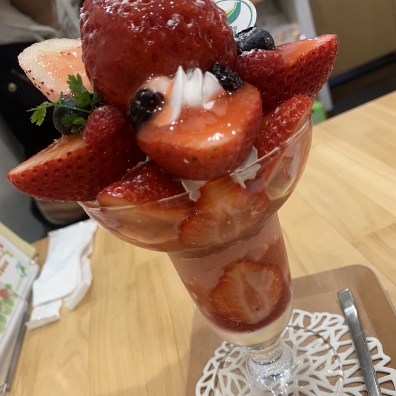 いちごパフェ(フルーツスギ)