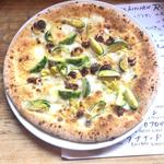 芽キャベツとドライトマトのpizza(リガット)